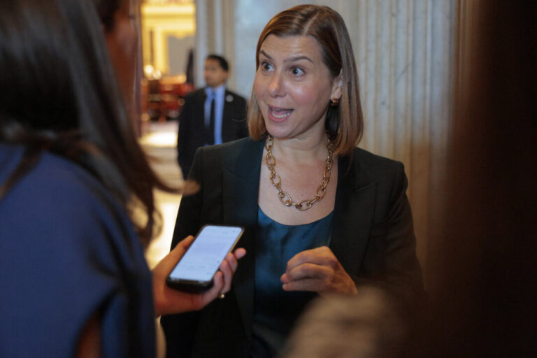 us-democratic-senator-warns-canada-to-be-wary-of-making-deals-with-china