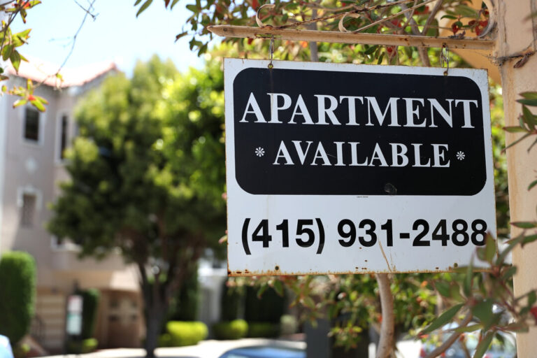 us-rents-fall-for-33rd-straight-month-as-multifamily-construction-surges