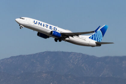 united-airlines-flight-attendants-ratify-new-5-year-contract-with-31-percent-raise
