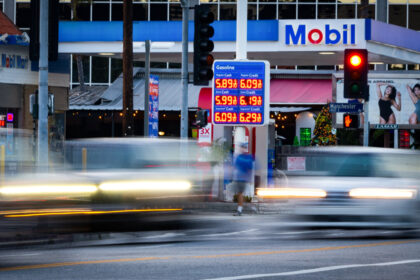 us-retail-sales-rise-for-3rd-straight-month-on-higher-gas-prices