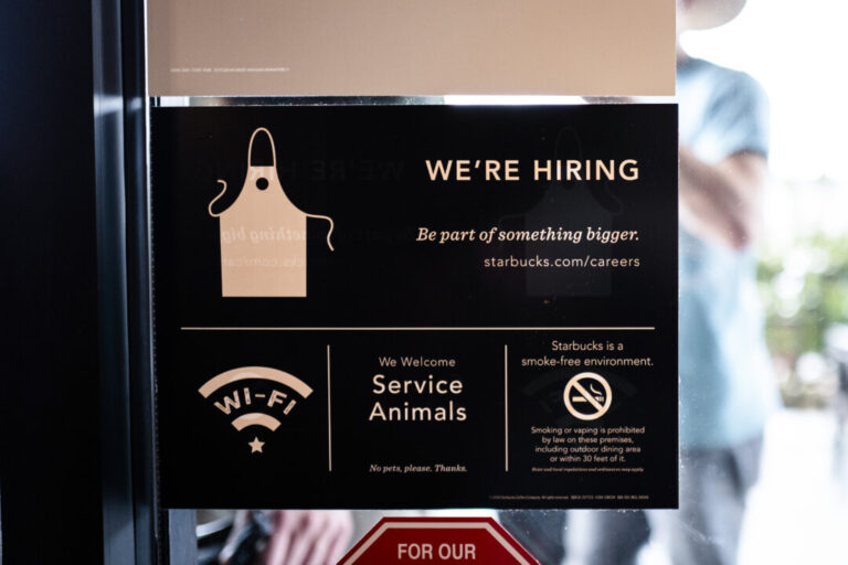 us-labor-market-remains-resilient-as-jobless-claims-dip
