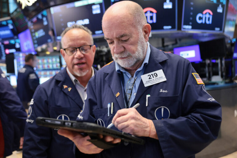 wall-street-review:-s&p-500-rallies-for-8th-week,-dow-hits-new-record-high