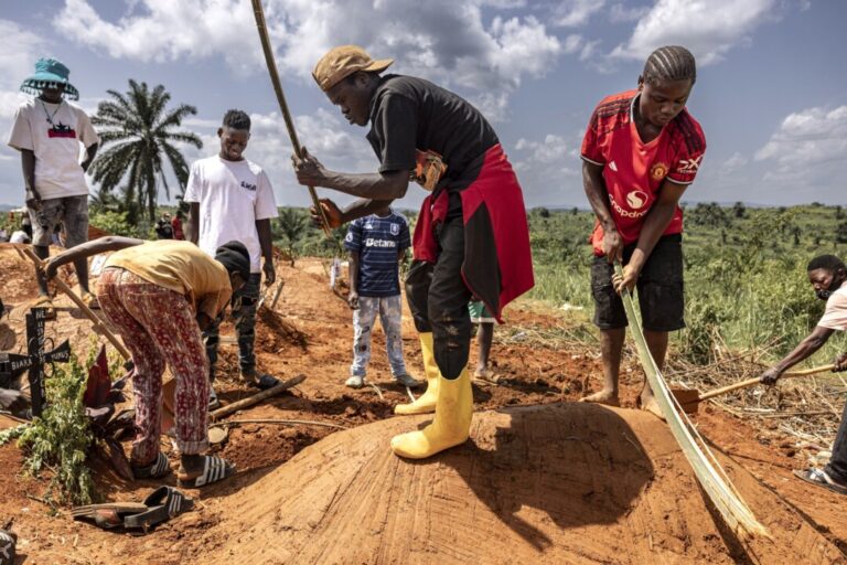 2nd-ebola-treatment-center-in-congo-set-alight,-18-patients-missing