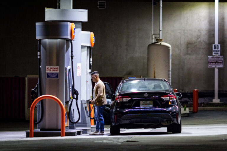 us-gas-prices-fall-for-8-straight-days