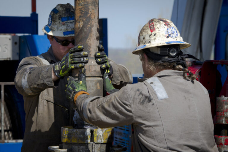 why-us-oil-companies-are-holding-off-on-drilling-new-wells