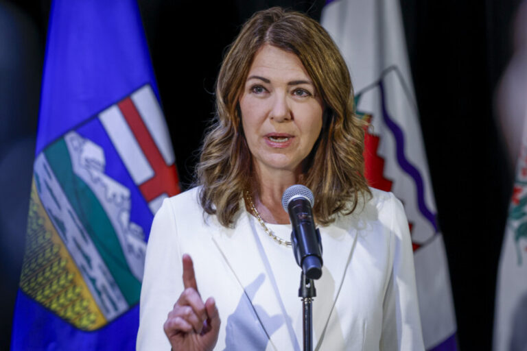 danielle-smith-pushes-back-against-rebuke-from-manitoba’s-premier-over-referendum-question