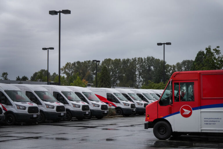 canada-post-workers-vote-to-accept-contract