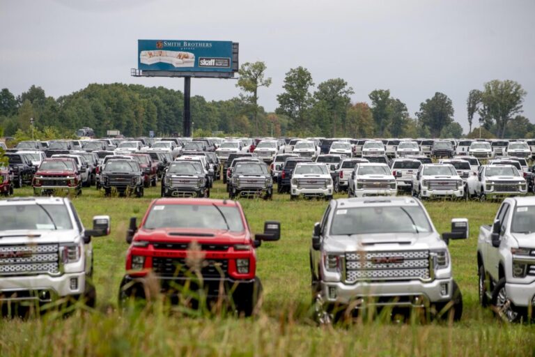 uaw-members-strike-at-american-axle’s-michigan-plant,-disrupting-major-gm-supplier