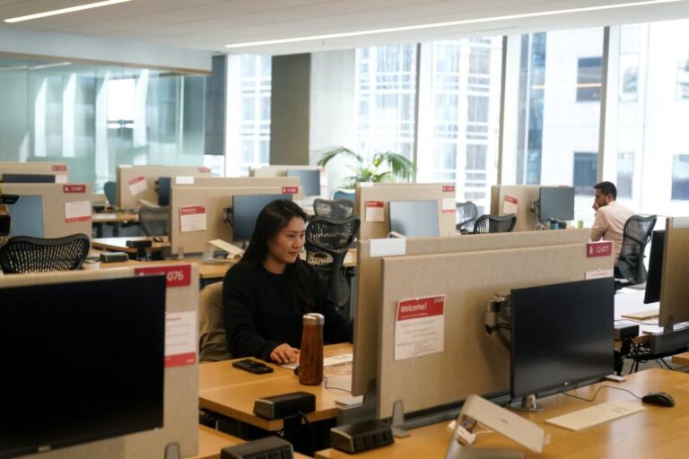 1-in-4-midcareer-white-collar-workers-see-stalled-professional-growth,-study-finds