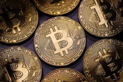 bitcoin-falls-to-$61,193-as-us-dollar-strengthens