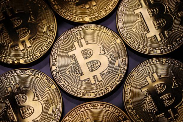 bitcoin-falls-to-$61,193-as-us-dollar-strengthens