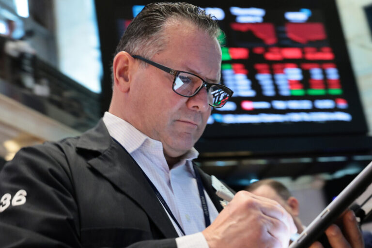 wall-street-review:-techs-sell-off-amid-profit-taking,-rising-bond-yields