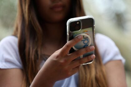 ottawa-eyeing-social-media-ban-for-under-16-in-upcoming-online-harms-bill:-reports