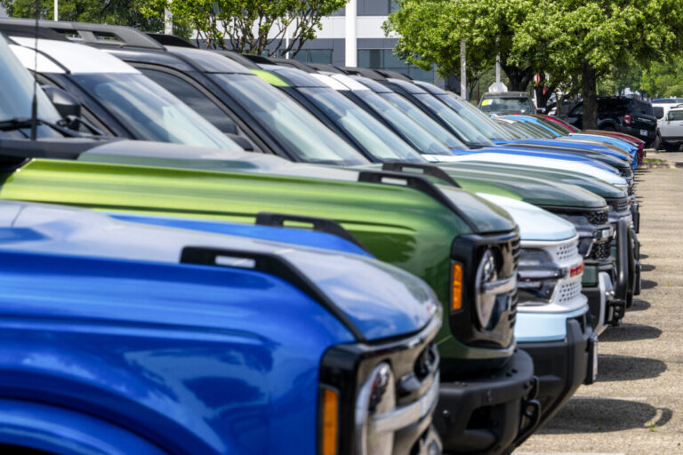 new-car-prices-drop-slightly,-incentives-increase:-report