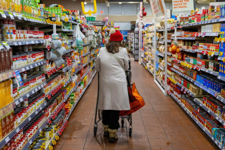 60-percent-of-canadians-feel-anxious-about-their-personal-finances:-poll