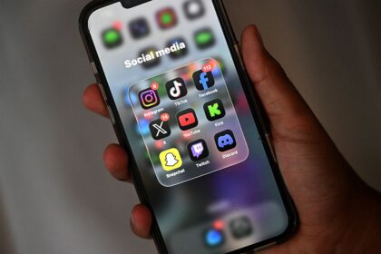 1-in-4-australians-get-most-of-their-news-from-social-media-despite-deep-distrust:-study