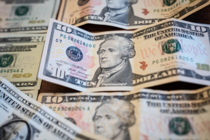 us-dollar-reaches-1-year-high-on-fed-rate-hike-bets