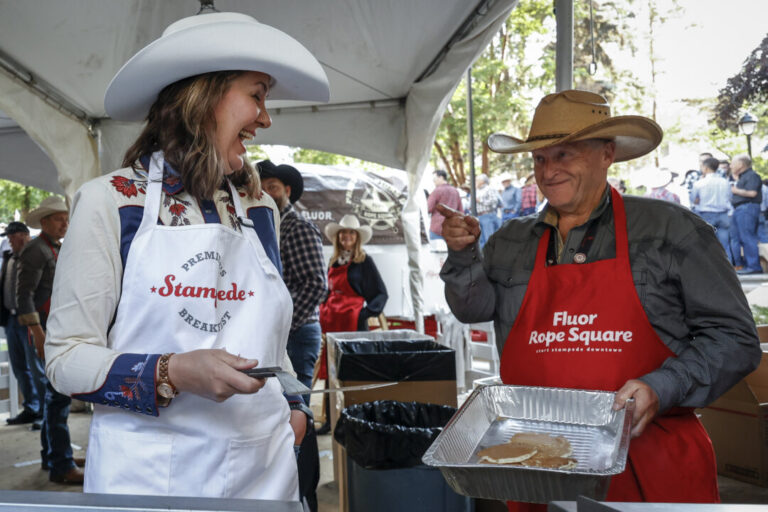 alberta-premier-and-calgary-mayor-clash-over-noise-permit-changes-affecting-stampede-nightlife