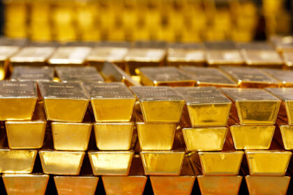 gold-falls-below-$4000-as-us.-dollar-gains-ground
