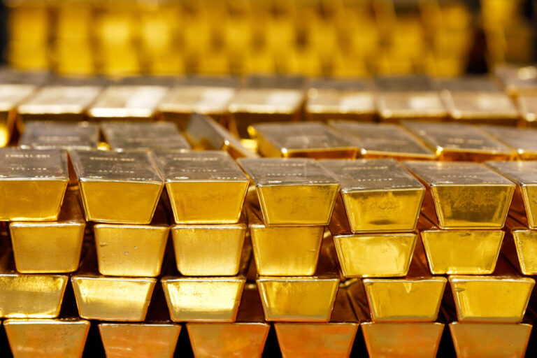 gold-falls-below-$4000-as-us.-dollar-gains-ground
