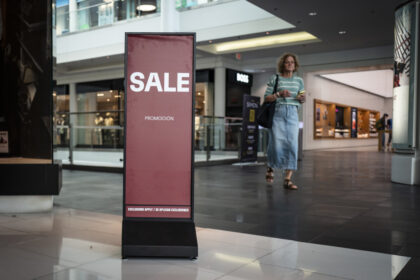 consumers,-business-investment-power-us-economy-in-1st-quarter