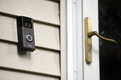 teens-terrorize-vancouver-island-neighbourhood-with-‘door-kick-challenge’