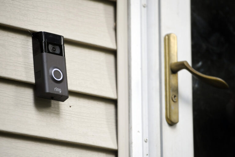 teens-terrorize-vancouver-island-neighbourhood-with-‘door-kick-challenge’