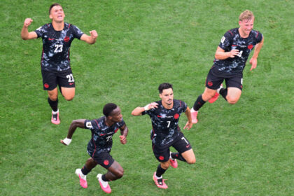 canada-advances-to-world-cup’s-round-of-16-after-goal-against-south-africa-in-stoppage-time