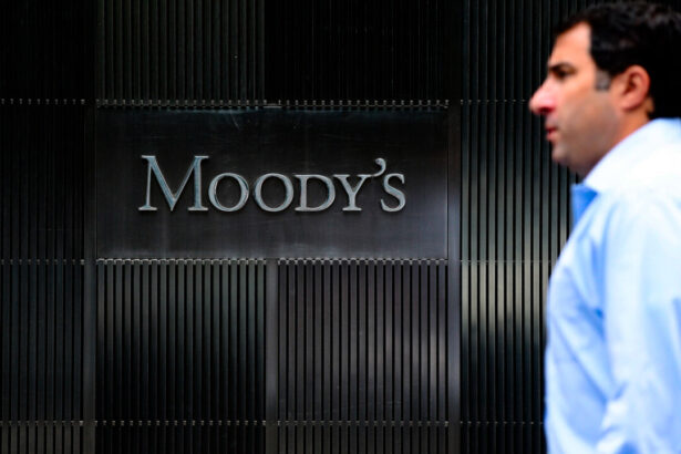moody’s-top-economist-says-us-economy-on-‘precipice-of-recession’