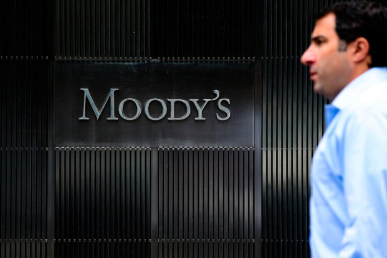 moody’s-top-economist-says-us-economy-on-‘precipice-of-recession’