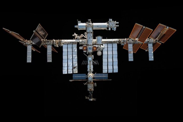 nasa-astronauts-exit-international-space-station-to-make-repairs