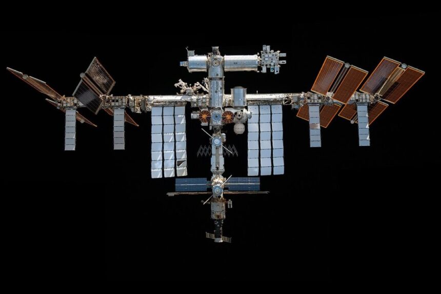 nasa-astronauts-exit-international-space-station-to-make-repairs