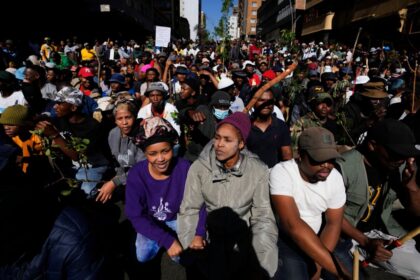 police-arrest-900-during-south-african-protest-against-illegal-immigrants
