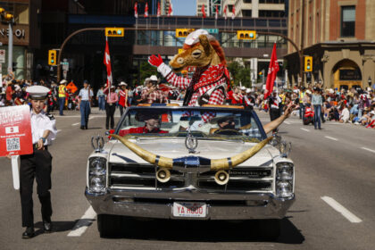 the-hats-are-on:-parade-kicks-off-calgary-stampede