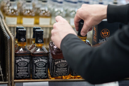 us-lawmaker-to-introduce-bill-targeting-canadian-provinces-over-us-liquor-ban