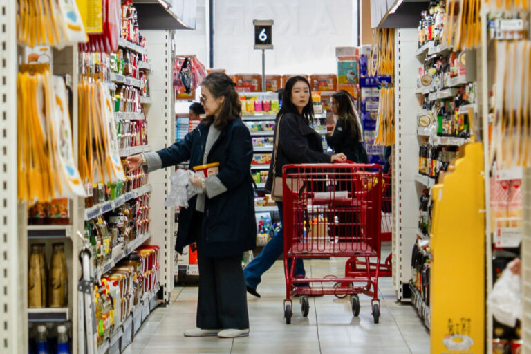 consumers-weather-1st-half-economic-turbulence