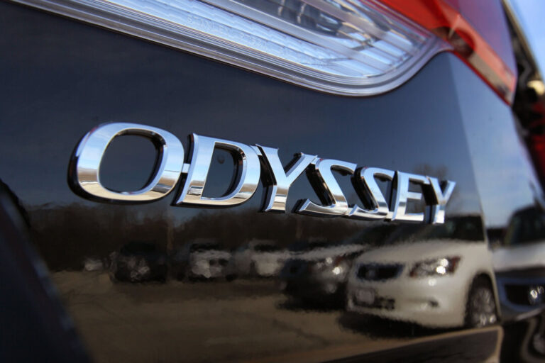 honda-recalls-325,000-vehicles-for-faulty-rearview-camera-displays