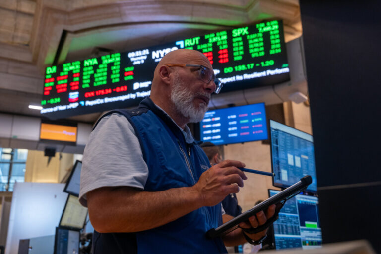 wall-street-review:-tech-stocks-regain-market-lead-amid-rising-oil-prices-and-bond-yields
