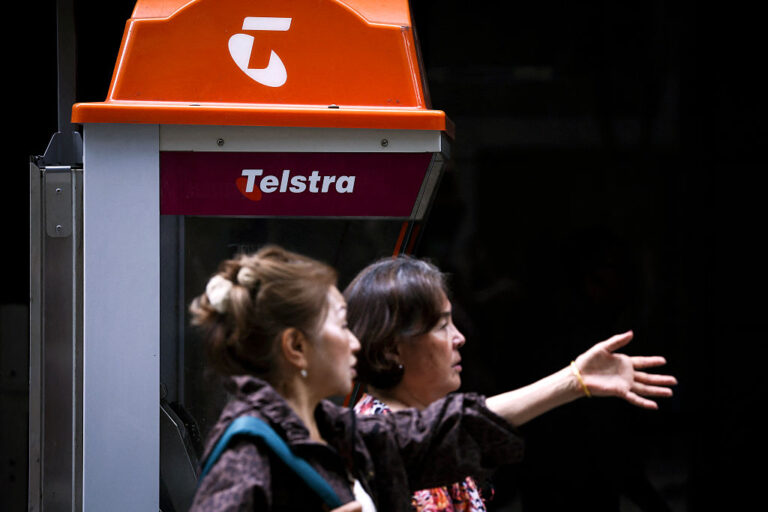 telstra-took-44-minutes-to-report-triple-zero-outage-to-regulator,-inquiry-hears