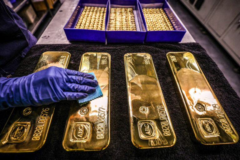 gold-surges-to-record-high-after-report-of-tariffs-on-gold-bars