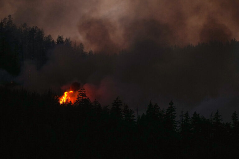 major-highways-shut-amid-plea-for-fraser-canyon-residents-to-flee-wildfires