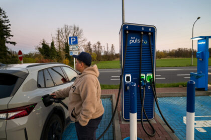 eu-car-sales-rise-as-electric-vehicles,-chinese-brands-gain-ground
