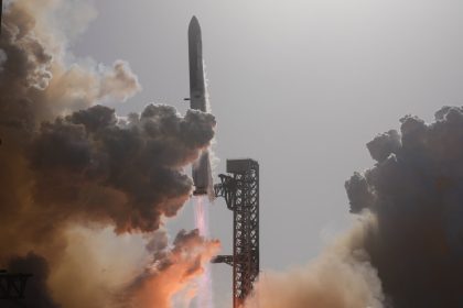 spacex-launches-starship-on-another-test-flight,-this-time-with-the-most-advanced-starlinks