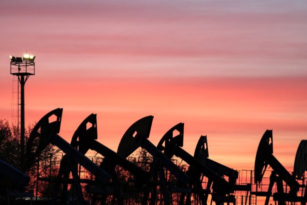 oil-prices-fall-after-us,-iran-pause-attacks