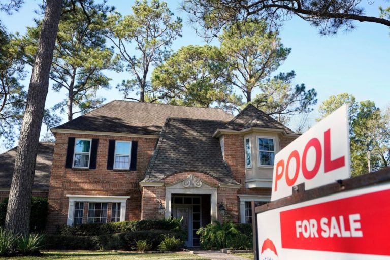 us-home-sales-rise,-but-higher-mortgage-rates-cloud-outlook
