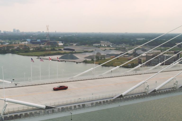 gordie-howe-bridge-officially-opens,-with-late-hockey-player’s-family-the-first-to-cross