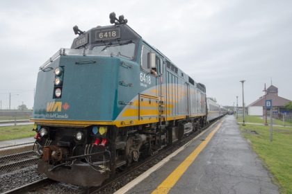feds-to-spend-$1.9b-to-replace-via-rail-locomotive-fleet,-build-plant