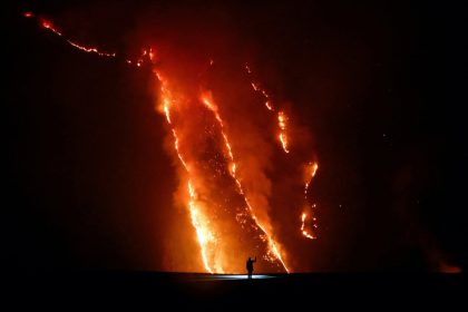 fire-near-indonesia’s-mount-bromo-extinguished-after-550-hectares-burnt,-but-new-hotspots-emerge