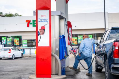 us-gas-prices-remain-elevated-amid-ongoing-middle-east-tensions