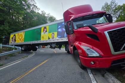 southern-ontario-driver-charged-after-rig-gets-stuck-on-‘no-heavy-truck’-road